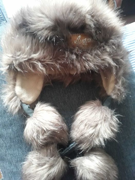 Caciula blana sintetica