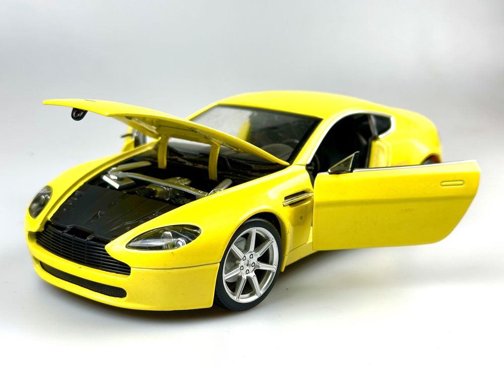 Macheta Aston Martin V8 Vantage Hot Wheels 1/18