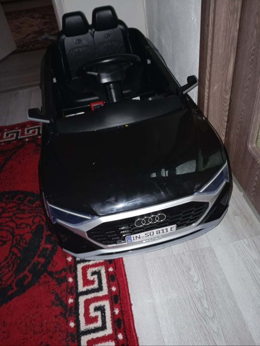 Vând mașinuță electrică Audi SQ8 2×35W 12V cu muzic player