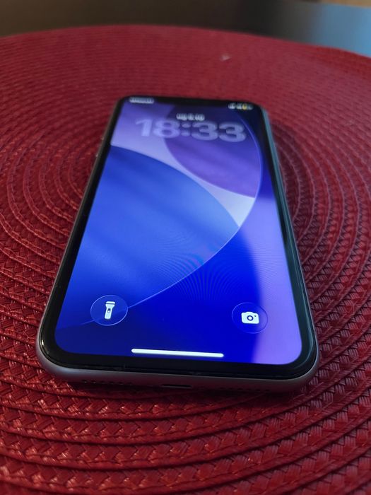 iPhone 11 лилав + 15 калъфа + 5 протектора – отлично състояние
