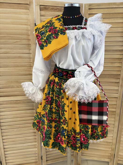 Costum popular/traditional pentru femei de Maramures complet