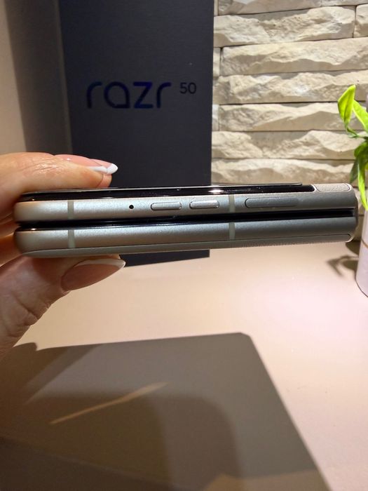 Motorola razr50, 256 GB, неразличима от нова.