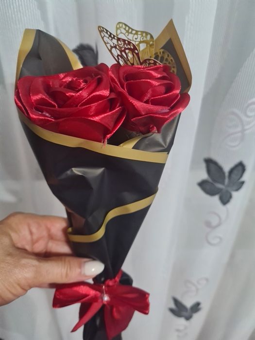 Вечни сатенени рози