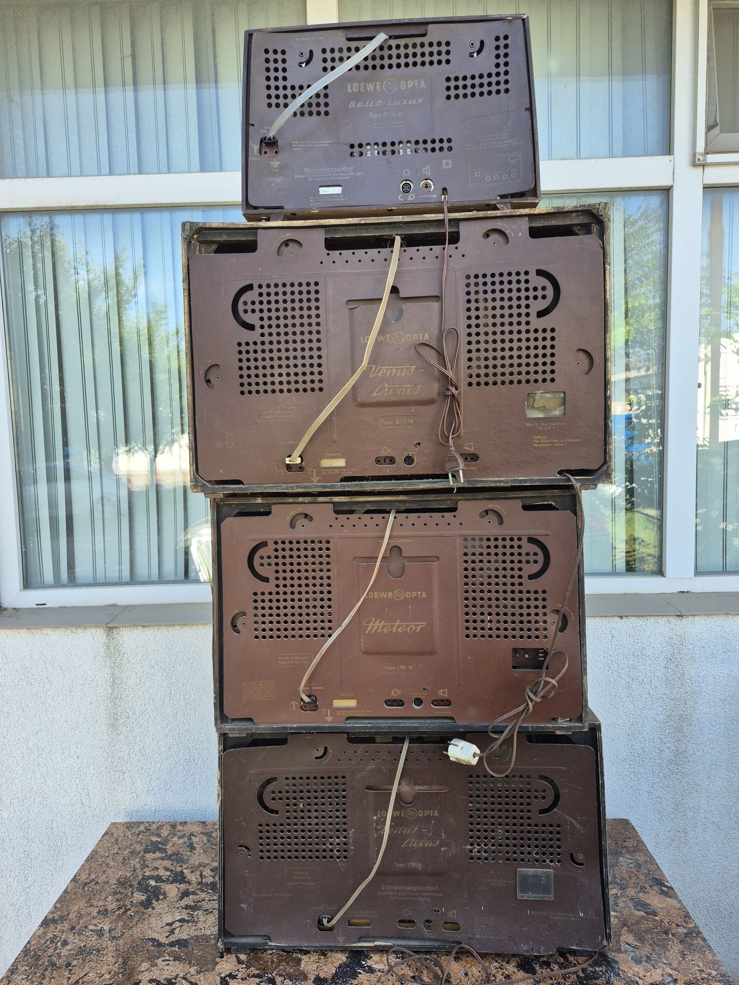 Vând colecție 34 Radio Lampi,carcasa ebonita & lemn din ani 1940-1980