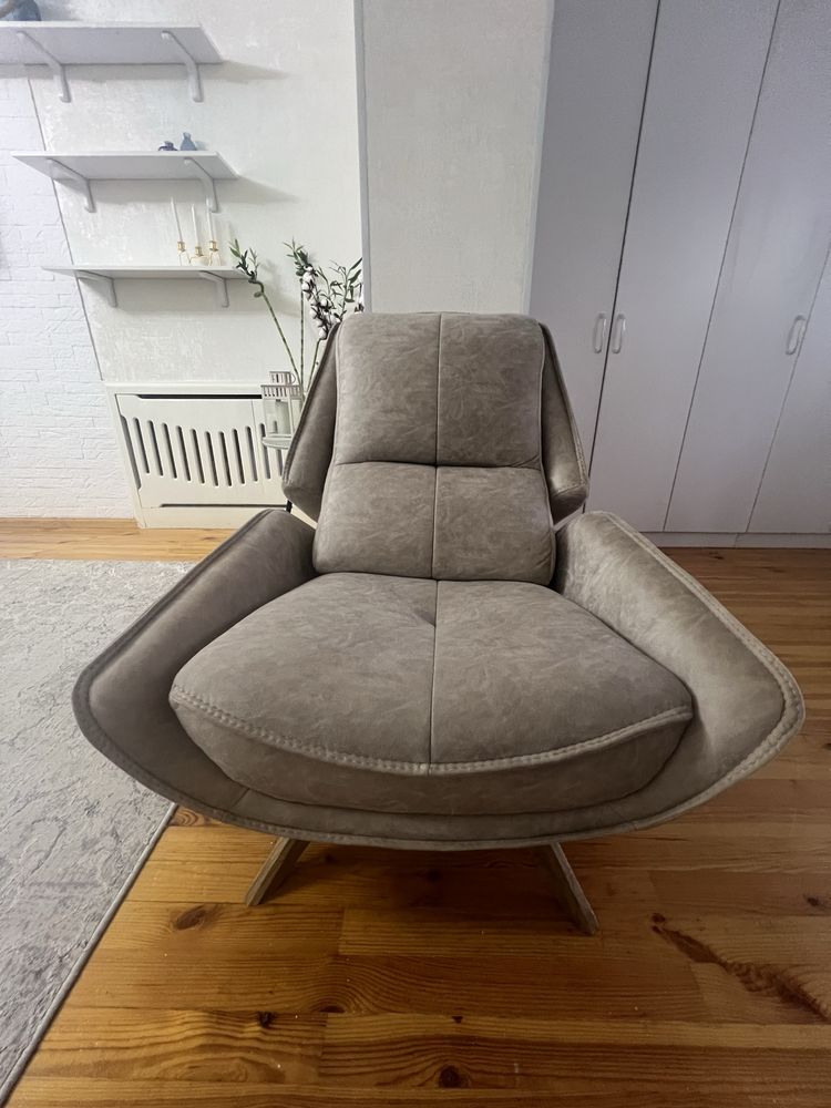 Современное дизайнерское кресло в стиле mid-century