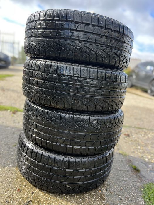 Зимни гуми 215/45/18 Pirelli DOT 19 .