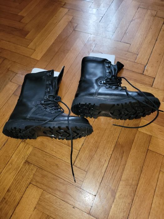 Vând bocanci militari NATO