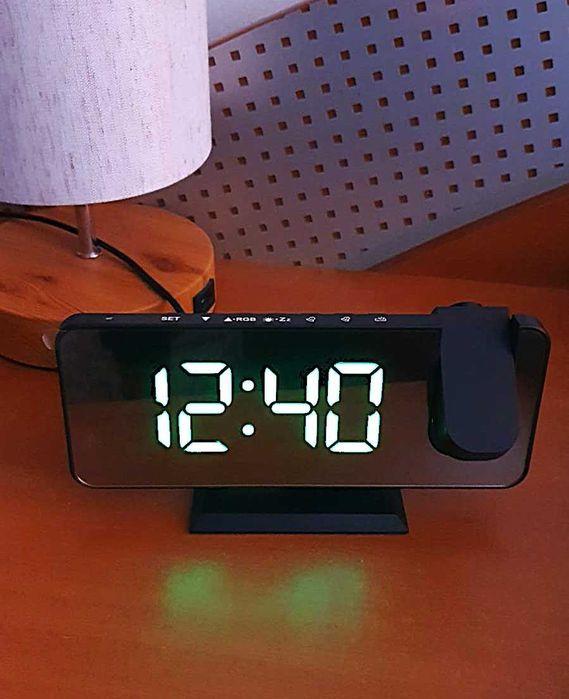 Ceas  RGB cu alarma  , proectie  pe perete