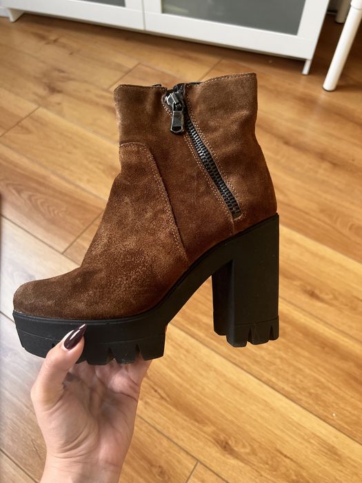 Боти от естествен велур