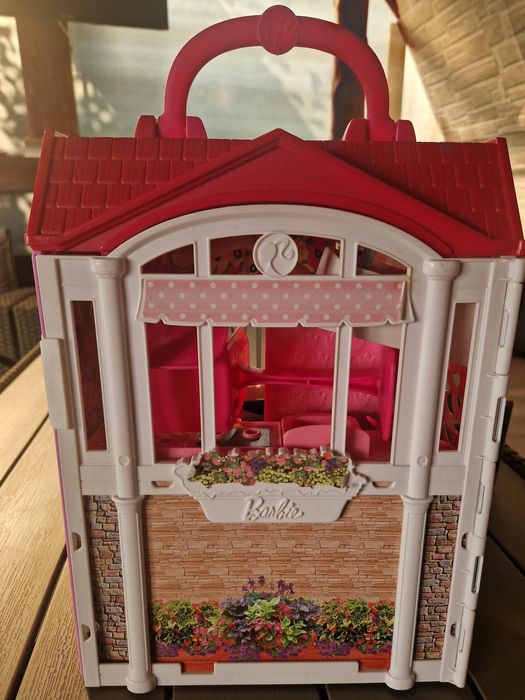 Vând set Barbie casa de vis complet utilată și mobilata cu accesorii.