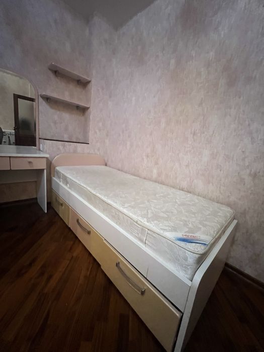 Кровать с туалетным столиком для девочки