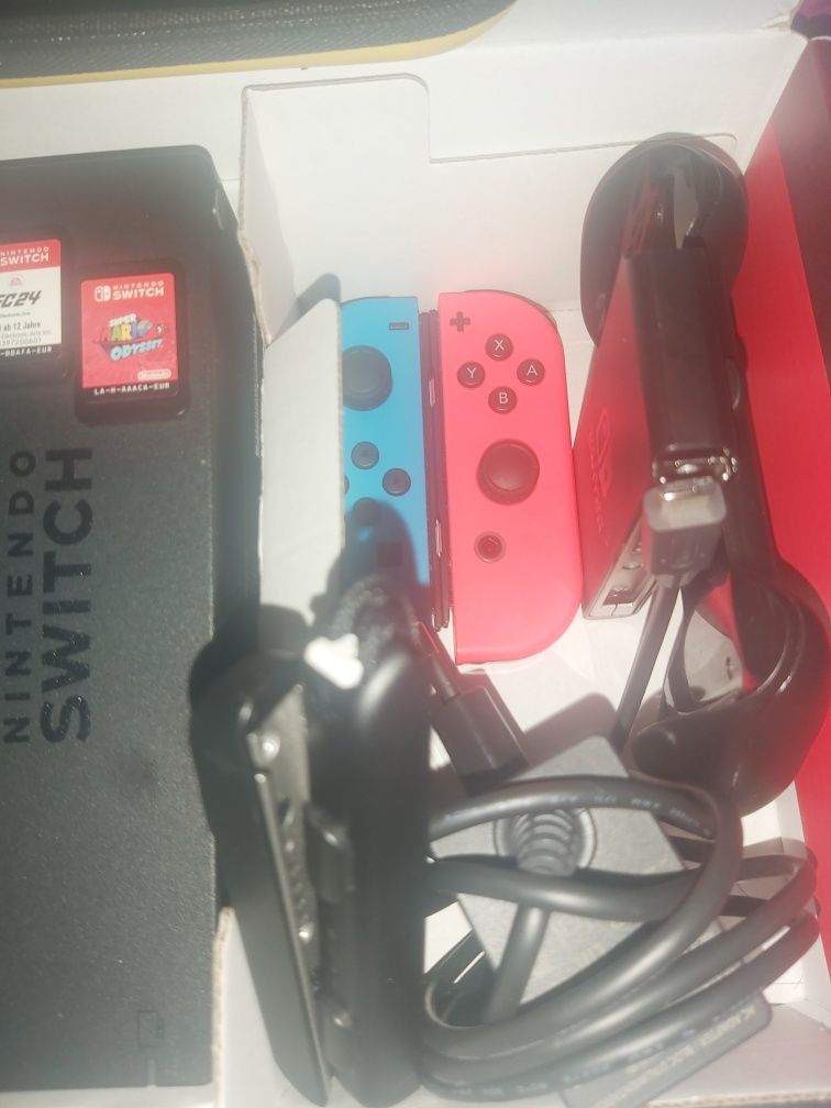 Set Nintendo Switch cu 4 jocuri incluse plus o husa cu pikachu.