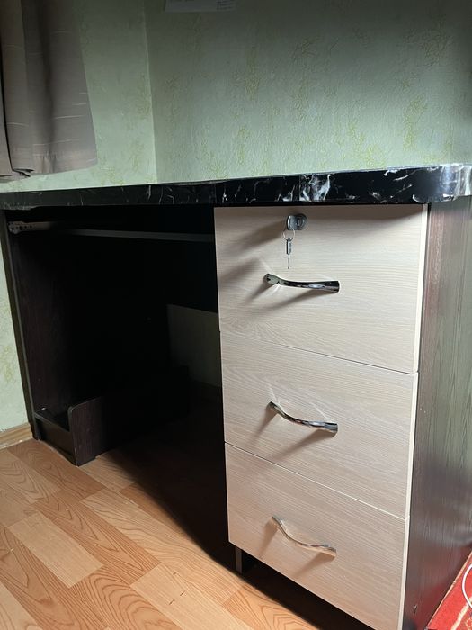 Продается стол письменный