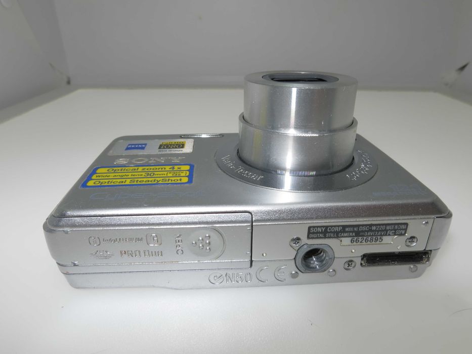 Sony Cyber-shot W220 компактен фотоапарат, комплект камера и зарядно