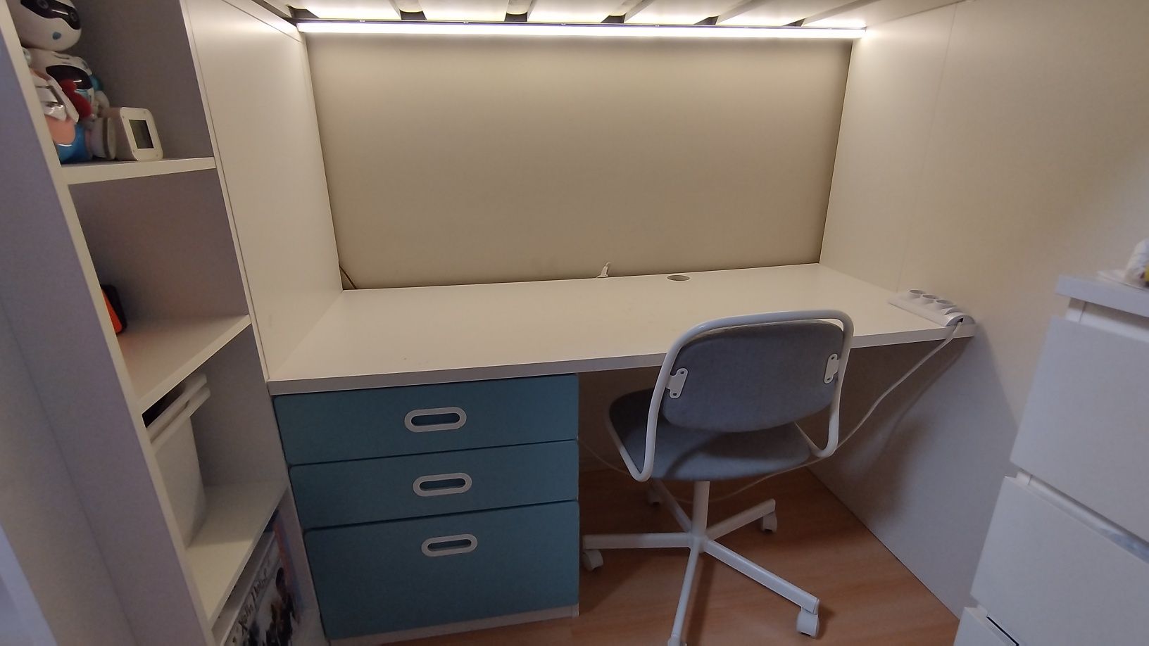 Двуетажно легло ИКЕА - IKEA с лед осветление и стол за гр Пловдив