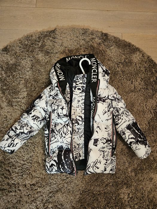 Vând geaca Moncler