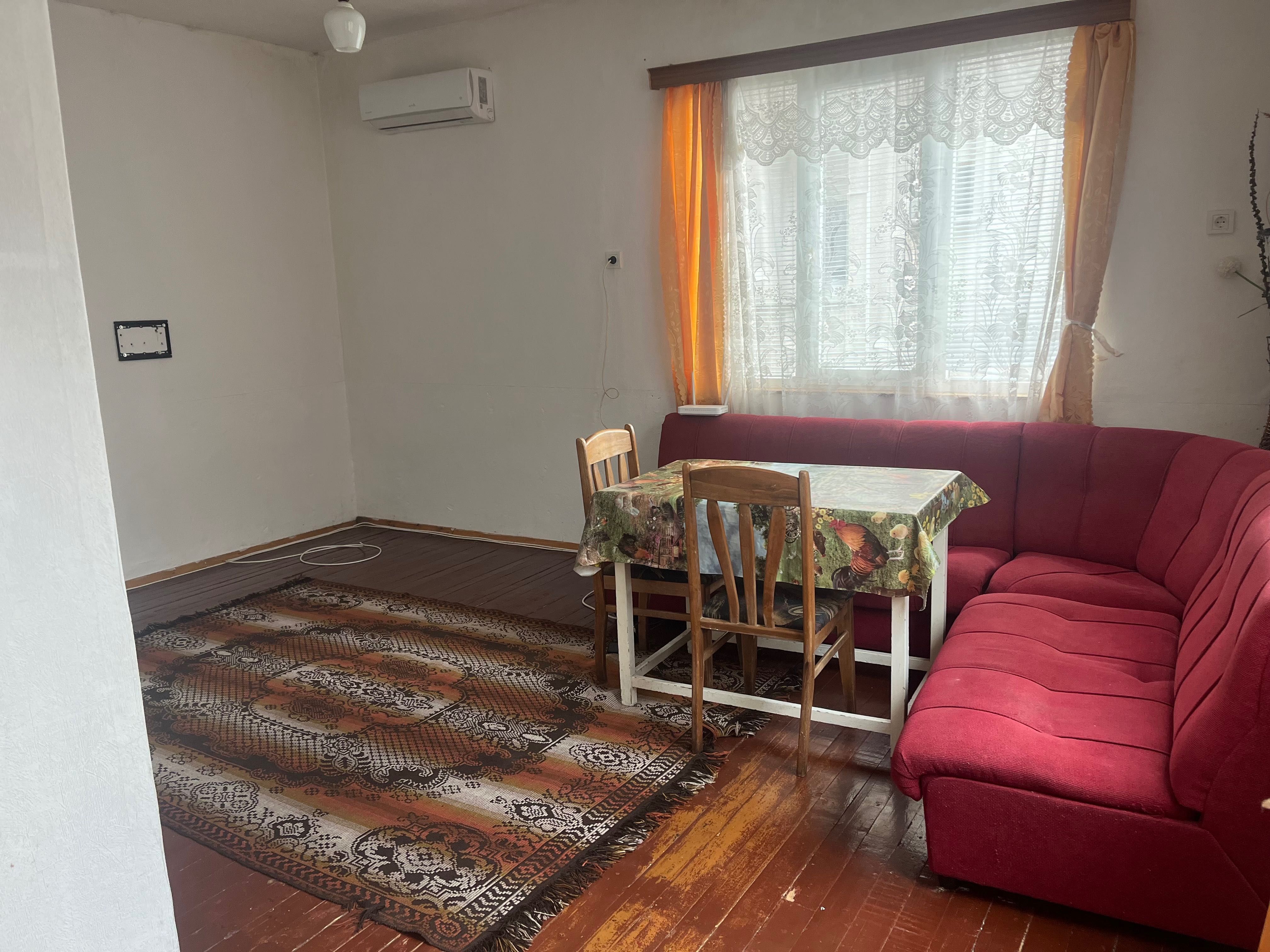 Продавам два етажа(80кв.м.) от три етажна къща с парцел от 226кв.м.