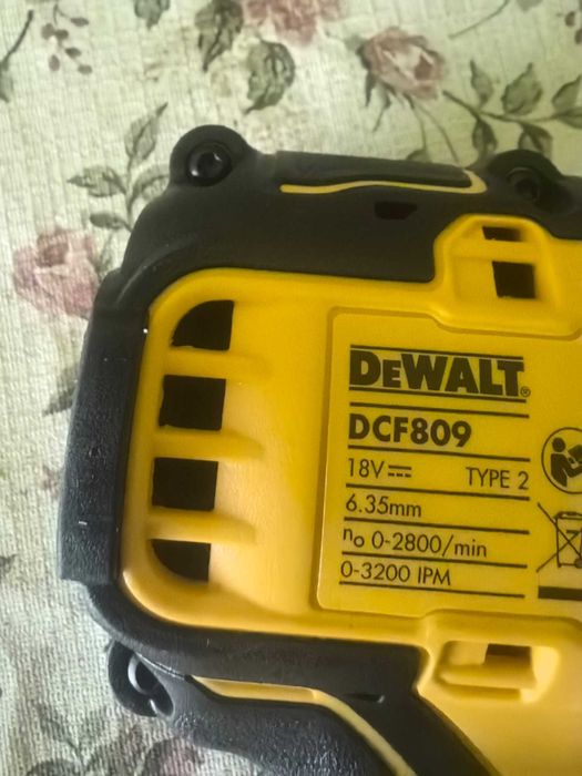DeWalt Mașină de găurit și înșurubat cu impact 190 NM+2 acumulatori