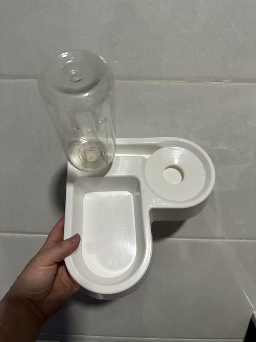 Миска,Щетка для вычесывания,когтирезка ,спрей для лотка.