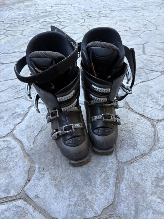 Schiuri +clapari +bețe pentru ski