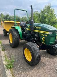 Tractor John Deere 4x4 cu remorca
