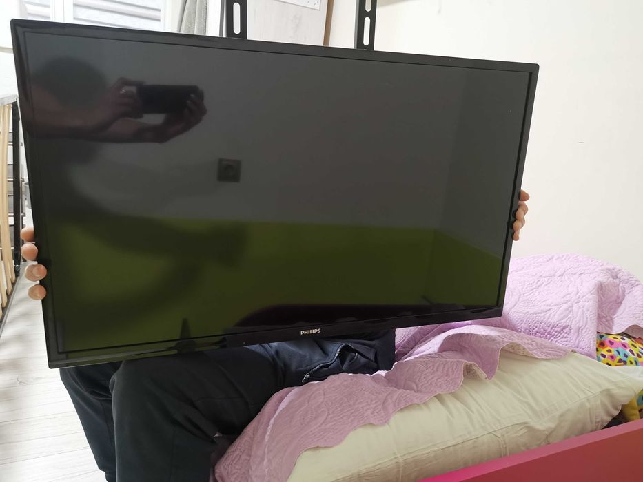 Продавам телевизор Philips 32 инча със стойка за 200лв.