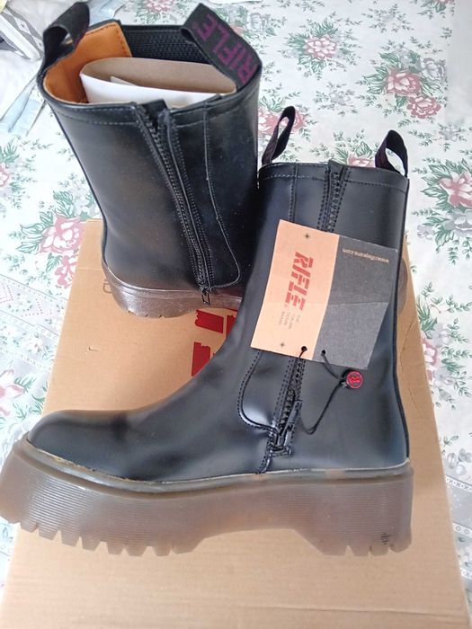 Rifle/Carmela  N38 нови боти-ботуши