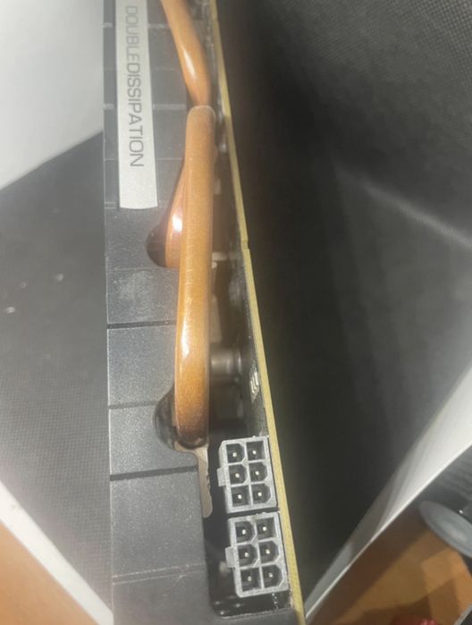 Placa video din imagine este un model XFX Radeon HD 6950