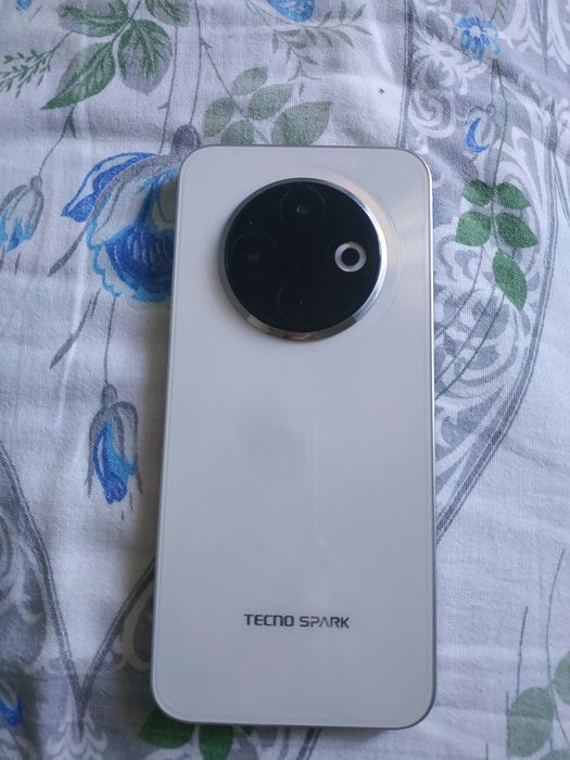 Продам Tecno Spark 30C 8/256 гб