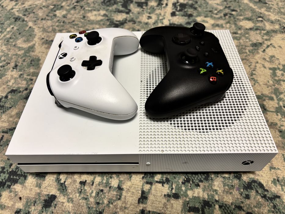 XBox One slim 1 TB cu Guitar Hero x2