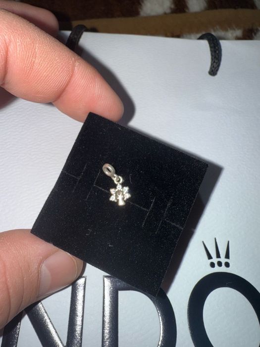 Vând pandantive Pandora originale