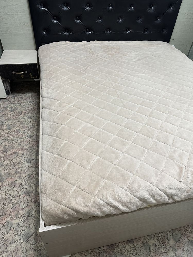Двухспальная кровать с тумбами