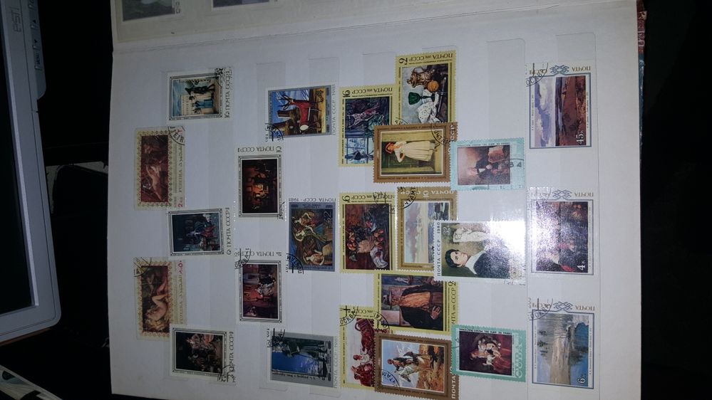 Stamp album cu timbre diferite tari.