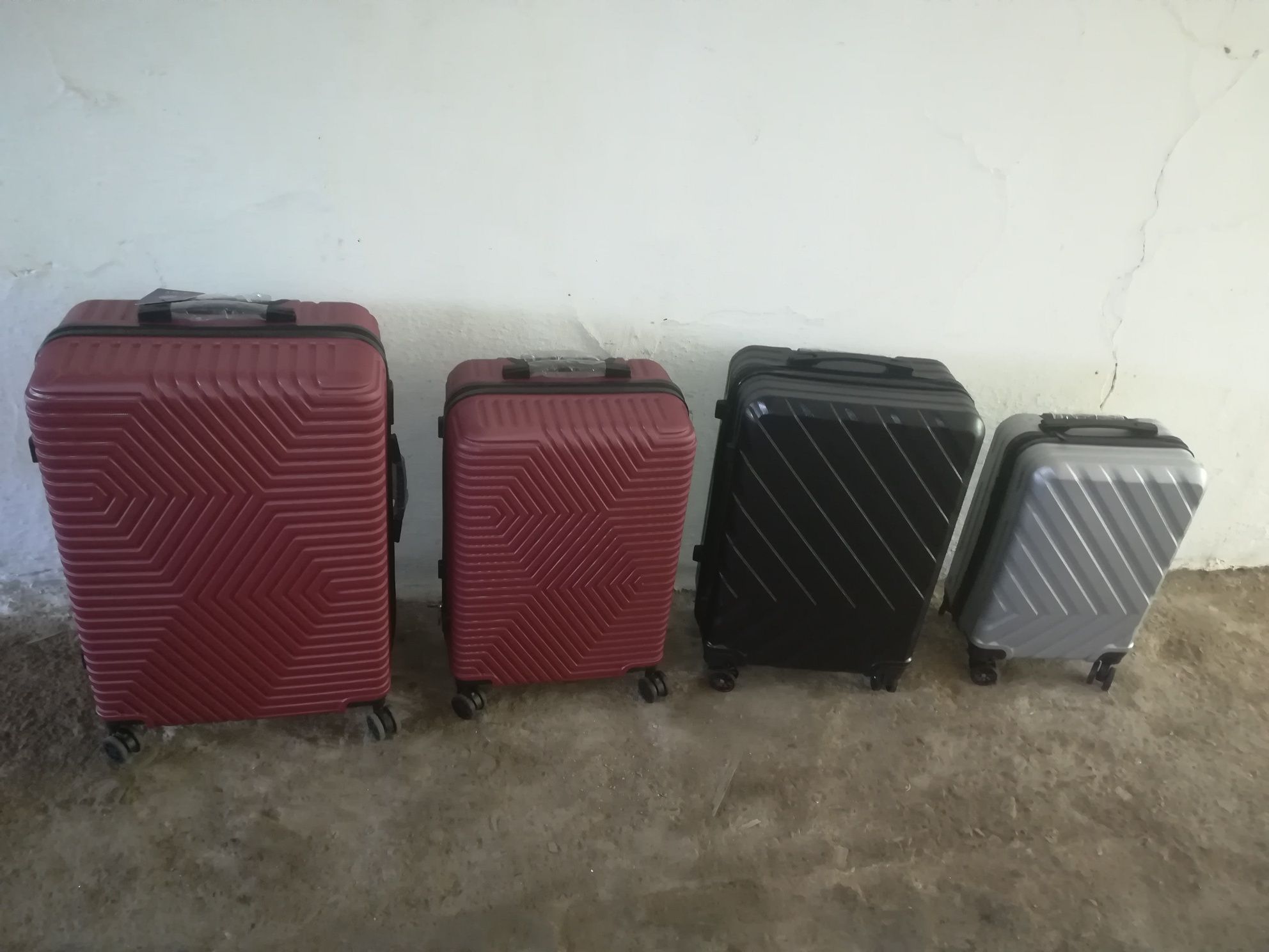 Продам чемоданы на колесиках поликарбонат