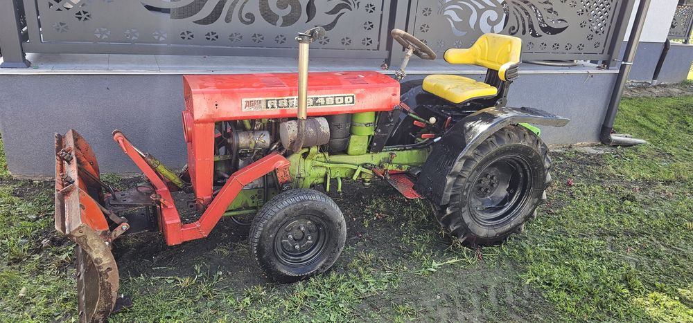 Tractoras agria cu lama pentru zapada