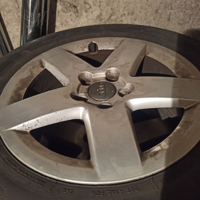 Vând cauciucuri cu jante originale Audi.Negociabil.