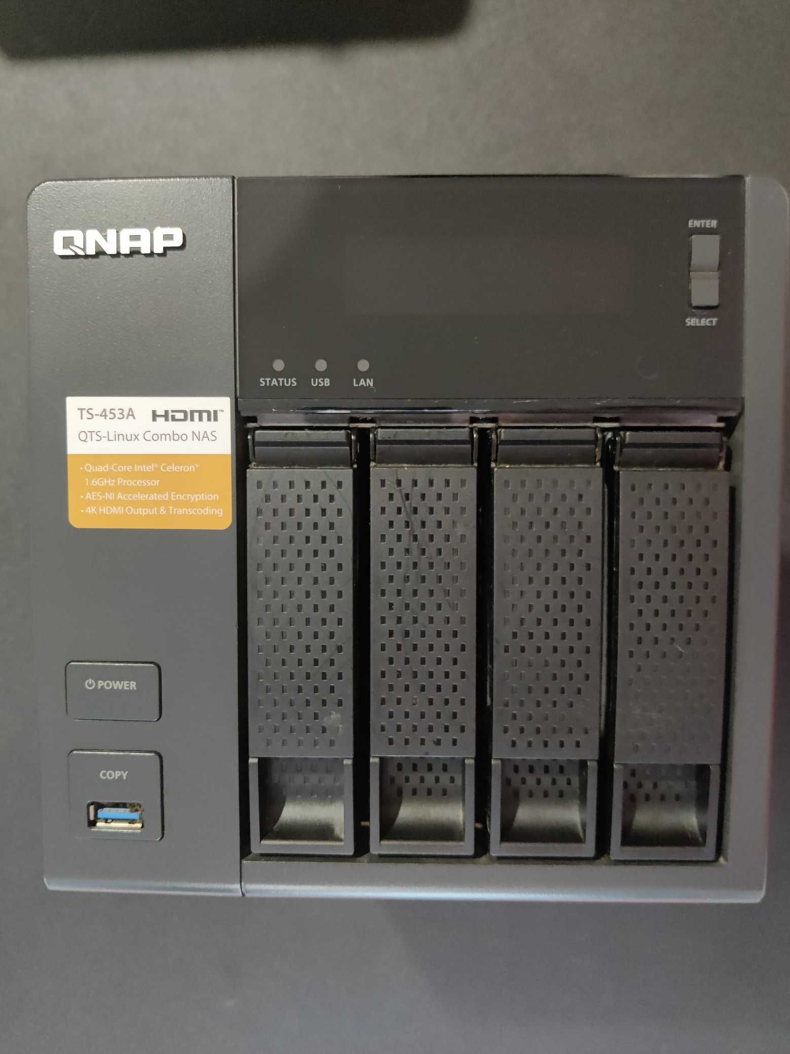 QNAP TS-453A 8GB ram 2X4tb hdd + 2X30gb ssd