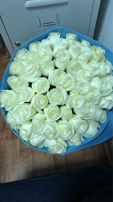 Свежие белые розы