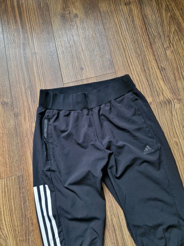 Страхотно дамско долнище ADIDAS размер S
без забележки като ново , раз