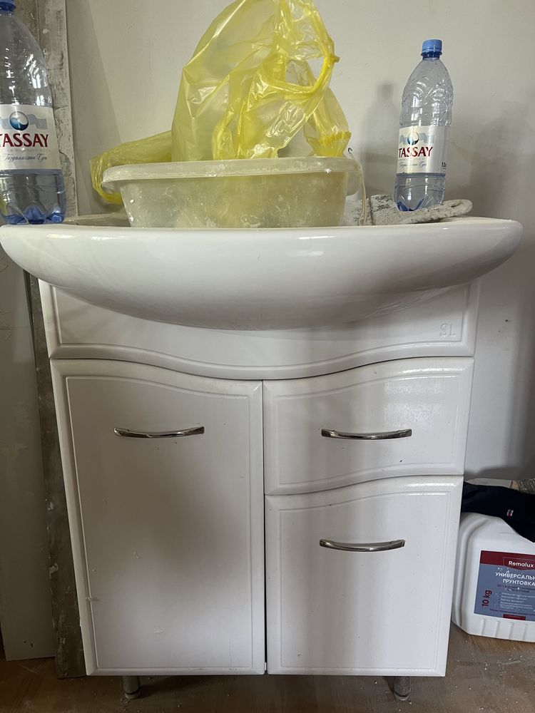 Раковина в ванную комнату со шкафом