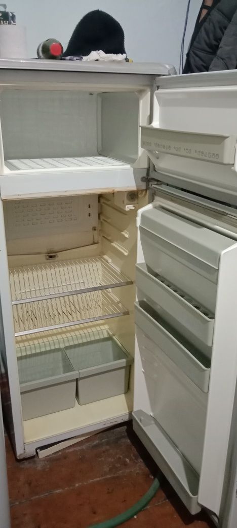 Холодильник и полуавтомат стиральная машина