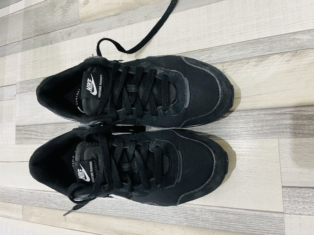Маратонки Nike Venture Runner