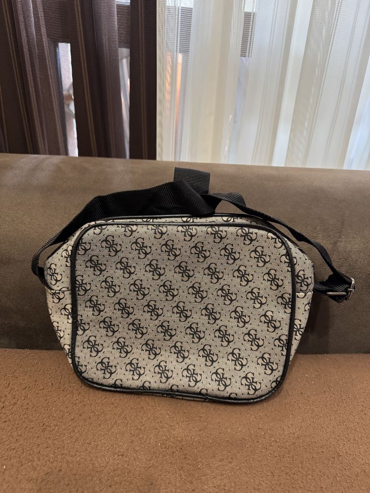 Дамска чанта Guess
