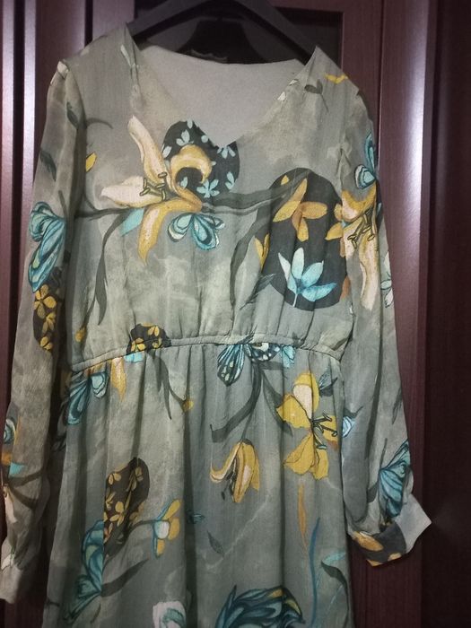 Rochie de zi , din mătase,  cu captuseala , imprimeu deosebit .