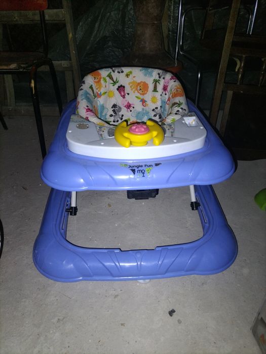 Продавам проходилка и бънжи