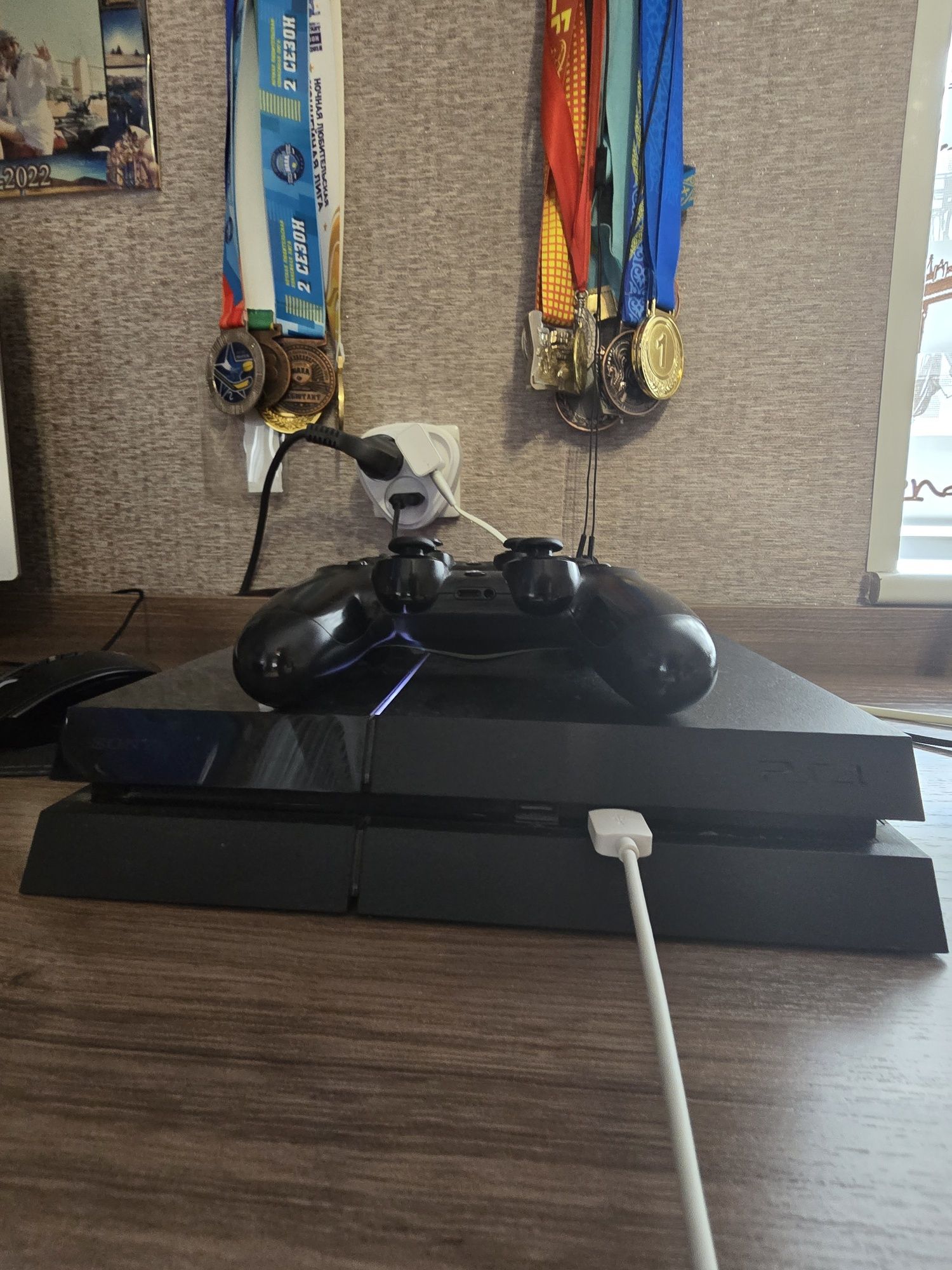 Игровая  консоль пс 4