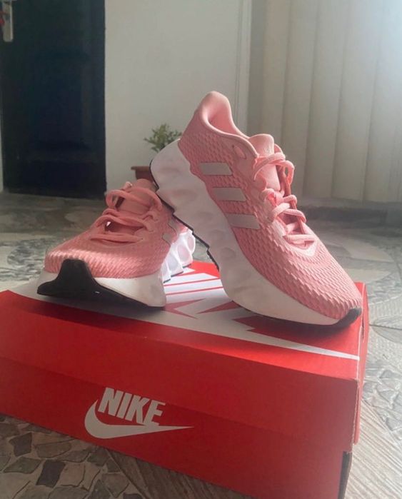 Pantofi Adidas noi fără etichetă