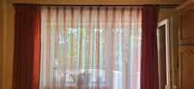 Vand galerie lemn cu perdea si draperie