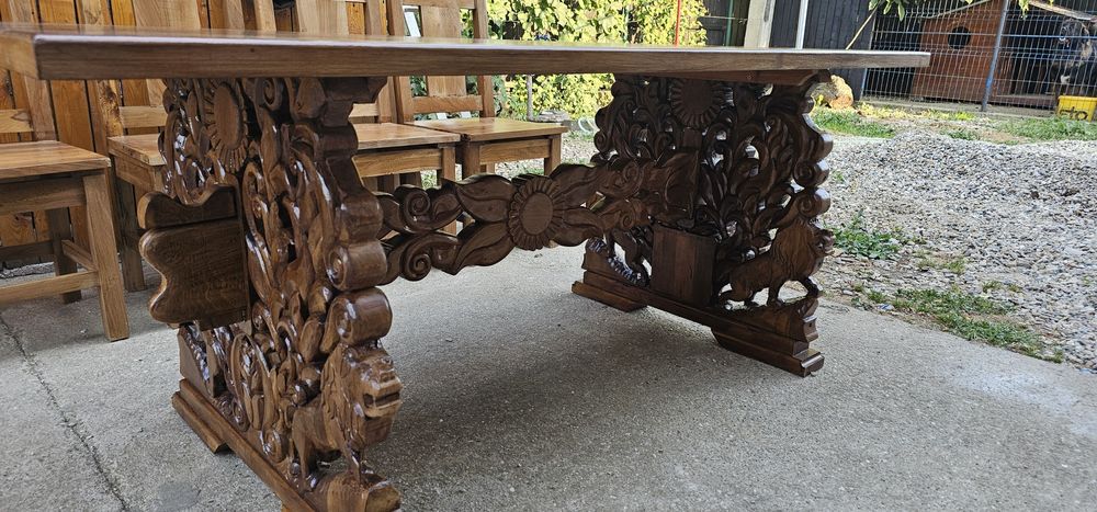 Mobilier sculptat din lemn masiv de nuc