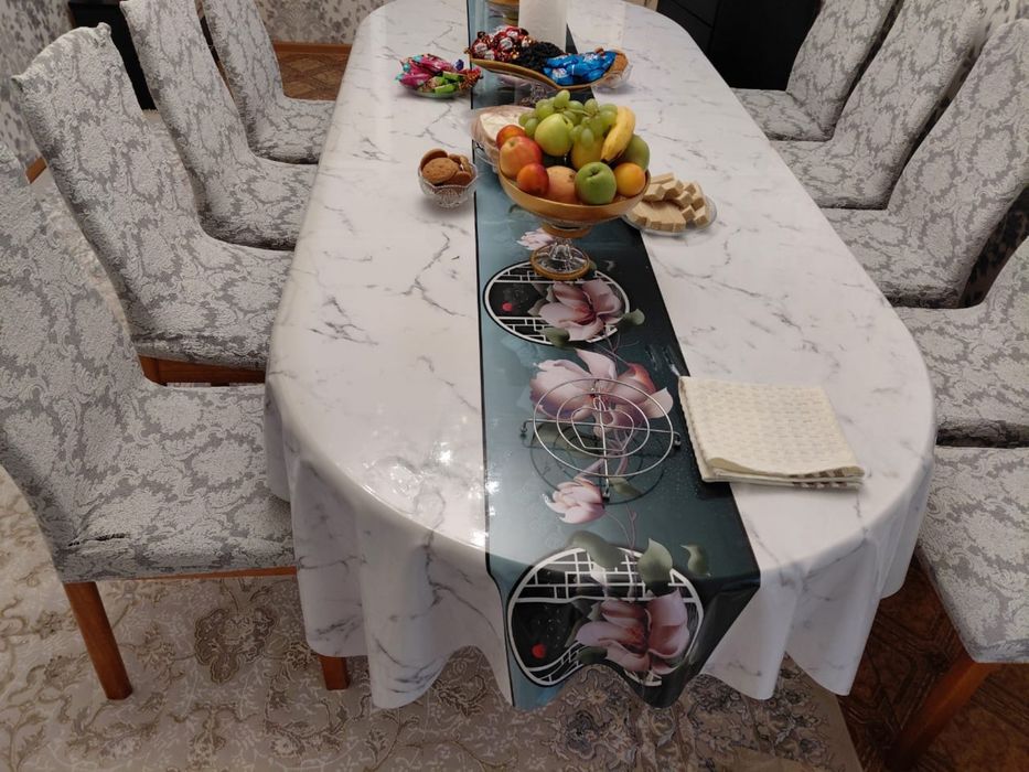 Большой стол для гостиной